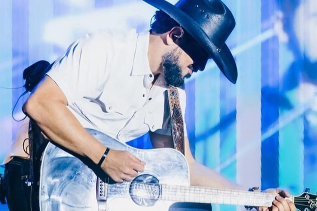 Sorocaba é clicado tocando violão Sorocaba é clicado tocando violão