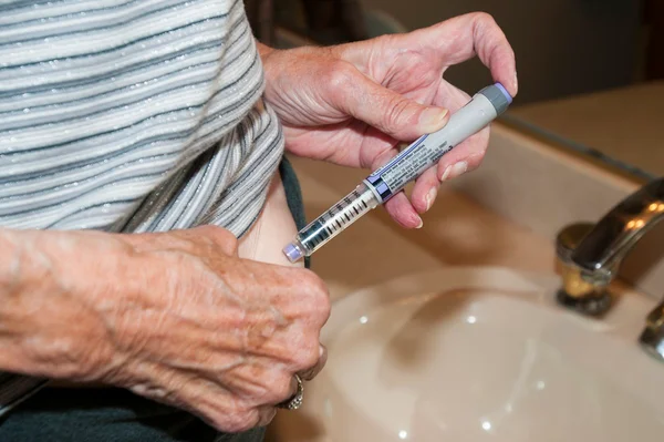 Mulher aplicando injeção de ozempic na barriga