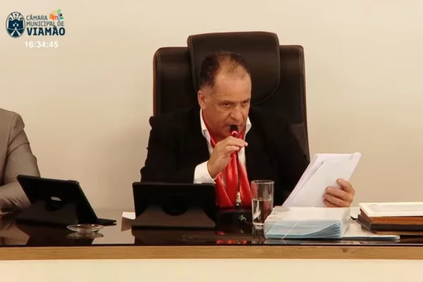 Imagem colorida mostra o vereador Luisinho do Espigão em sessão na Câmara Municipal de Viamão - Metrópoles
