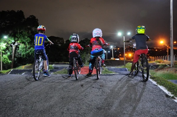 imagem colorida bicicross crianças autistas goias
