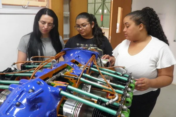Imagem colorida de estudantes no Programa MEC e ANAC para capacitar mulheres
