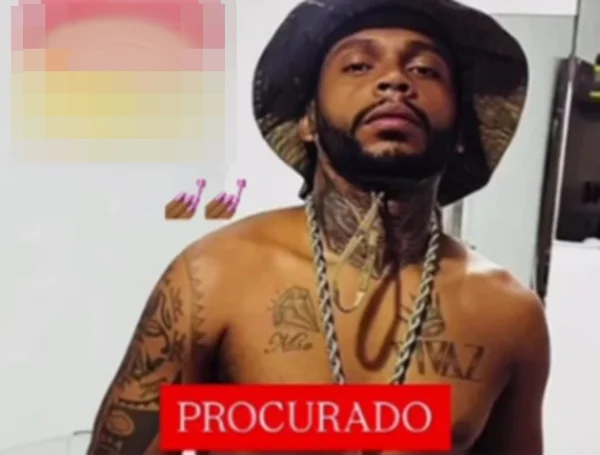 Homem tatuado de chapéu