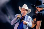 Milionário desmente boatos de morte: "Estou vivo e cantando muito"