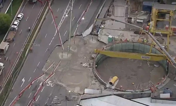 Cratera na Marginal Tietê. ao lado de obra do metrô