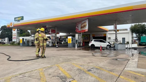 Motorista colide em bomba de gasolina
