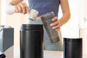Especialistas consideram o whey protein um suplemento mais completo que o colágeno, principalmente para aqueles que estão com déficit proteico