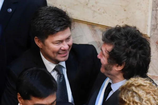 Foto colorida de Lisandro Almirón e Javier Milei - Metrópoles