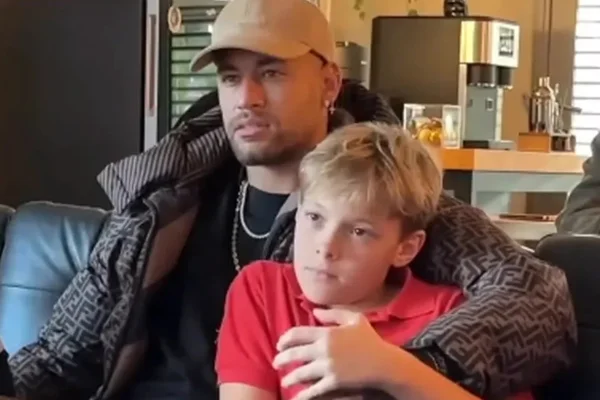 Filho de Neymar fica preso em elevador na Espanha