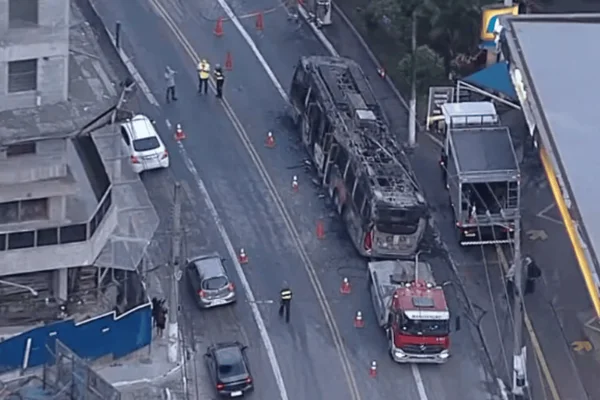 trólebus ônibus elétrico pega fogo zona leste rede elétrica