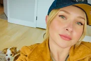 Hayden Panettiere faz selfie ao lado do cachorro Hayden Panettiere faz selfie ao lado do cachorro