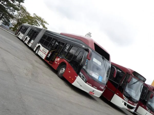 Imagem de ônibus estacionados em garagem - Metrópoles