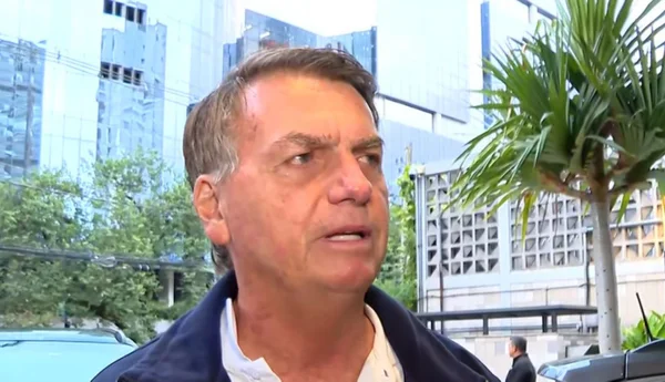 foto colorida de Jair Bolsonaro chegando ao hospital Vila Nova Star, na zona sul de SP, para realização de exames de rotina - Metrópoles