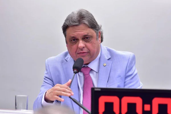 imagem colorida mostra deputado julio arcoverde - Metrópoles