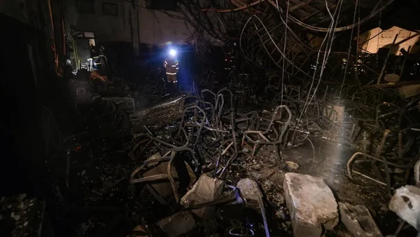 Imagem colorida de destruição causada por incêndio - Metrópoles