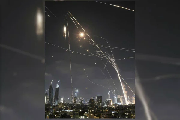 Imagem colorida de mísseis iranianos cruzando o céu de Tel Avivl