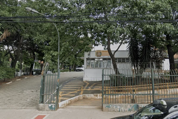 Imagem colorida da fachada do hospital em que o bebê deu entrada já morto - Metrópoles