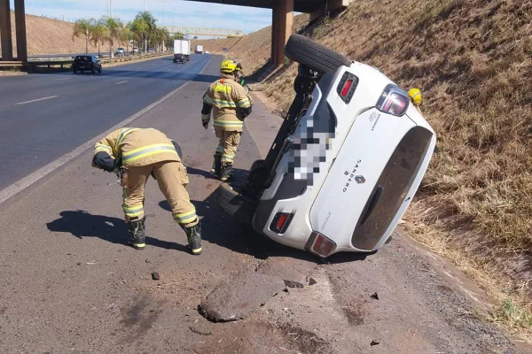DF: mulher perde controle de carro e tomba em via de Sobradinho