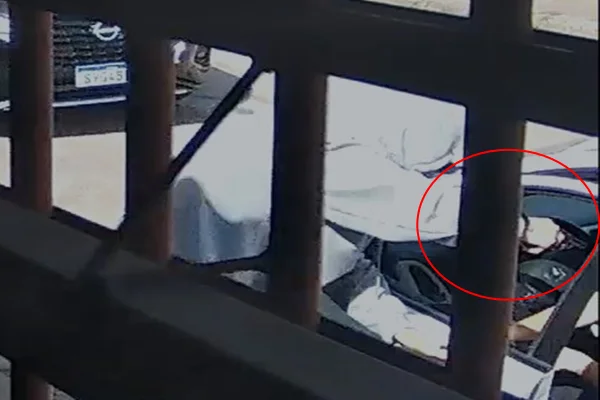 Veja momento em que mulher é rendida em carro e assaltada no DF