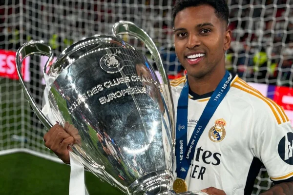 Rodrygo Goes posa com a taça do Real Madrid - Metrópoles
