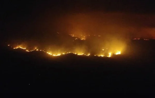 Bombeiros combatem incêndio no Parque Nacional Chapada dos Veadeiros