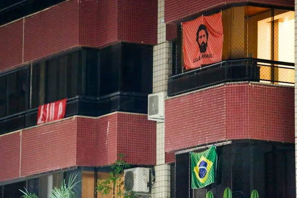 Prédio com bandeiras do Lula e do Brasil