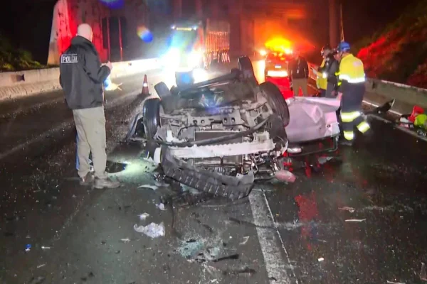 Quatro jovens morreram e uma ficou ferida após carro despencar de altura de 10 metros no Rodoanel. Acidente aconteceu nesse domingo (9/11) - Metrópoles