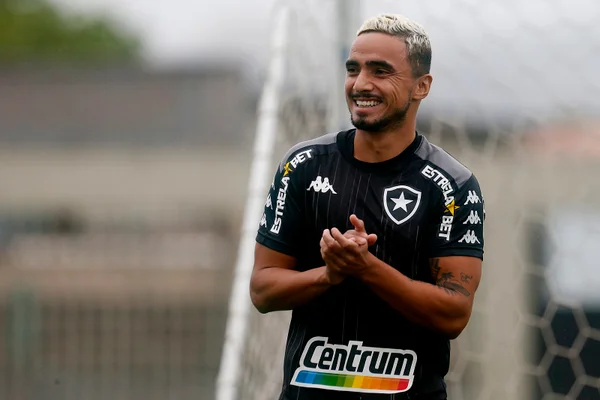 Após provocação ao Flamengo, lateral do Botafogo apaga rede social