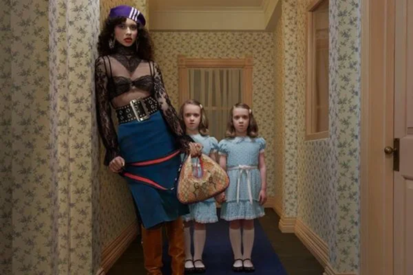 Na imagem com cor, campanha da Gucci inspirada nos clássicos filmes de Stanley Kubrick