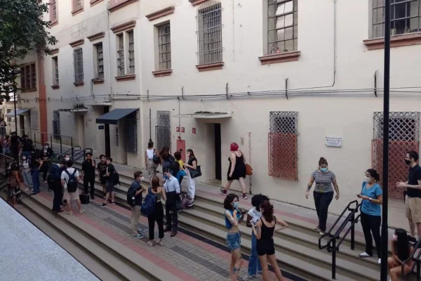 imagem colorida mostra alunos de diversos cursos na puc - sp - metrópoles