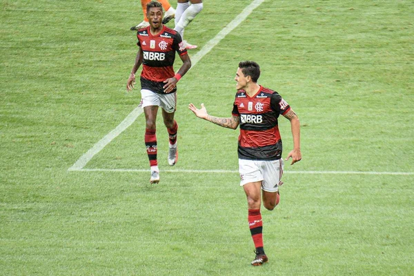 Flamengo desencanta no 2º tempo e vence Athletico-PR por 3 x 1