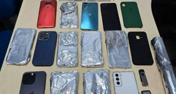 Foto colorida de celulares embrulhados com papel alumínio - Metrópoles