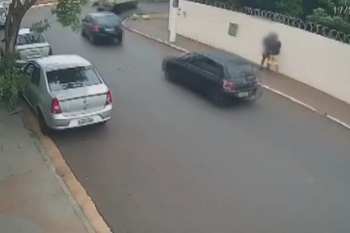 Imagem colorida de homem preso após roubar e abandonar carro automático