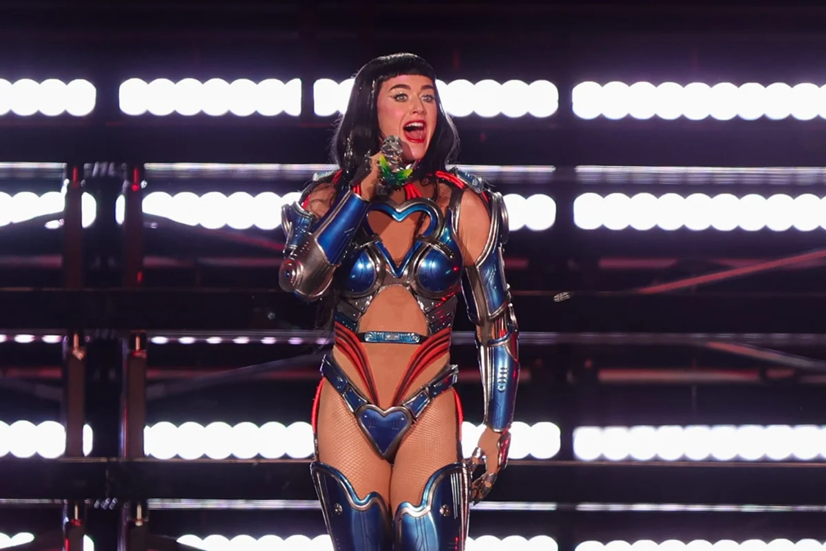 Katy Perry cantando durante seu show Katy Perry cantando durante seu show