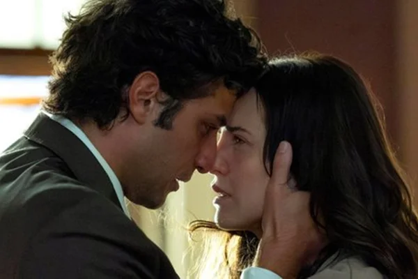 Adriana (Letícia Collin) e Pedro (Chay Suede) em Quem Ama Cuida