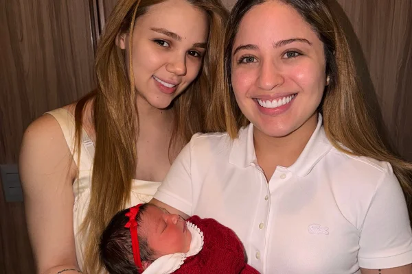 "Minhas meninas", declara Mari Fernandez para a esposa, Julia Ribeiro, e a filha., Isabela - Metrópoles