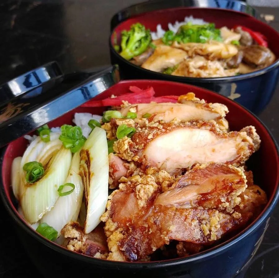 <b>Miwa Donburi –</b> <i>(foto em destaque)</i> Eles entregam maravilhosos donburis (prato japonês de arroz na tigela com acompanhamentos) na sua casa. Não deixe de provar o Chicken Teriyaki Don, nosso vício <b>Miwa Donburi –</b> <i>(foto em destaque)</i> Eles entregam maravilhosos donburis (prato japonês de arroz na tigela com acompanhamentos) na sua casa. Não deixe de provar o Chicken Teriyaki Don, nosso vício