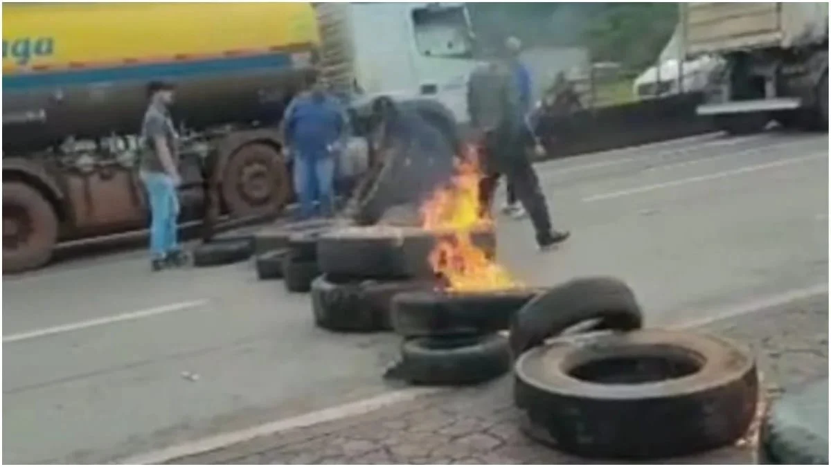 Em Betim, na região metropolitana de Belo Horizonte, parte da BR-381 foi interditada pelos caminhoneiros Em Betim, na região metropolitana de Belo Horizonte, parte da BR-381 foi interditada pelos caminhoneiros