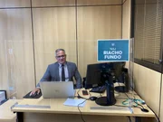 Servidor da DPDF em sua estação de trabalha com adoção de medidas de distanciamento social Servidor da DPDF em sua estação de trabalha com adoção de medidas de distanciamento social