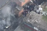 Moradores de comunidade na Penha se aglomeram ao lado de incêndio