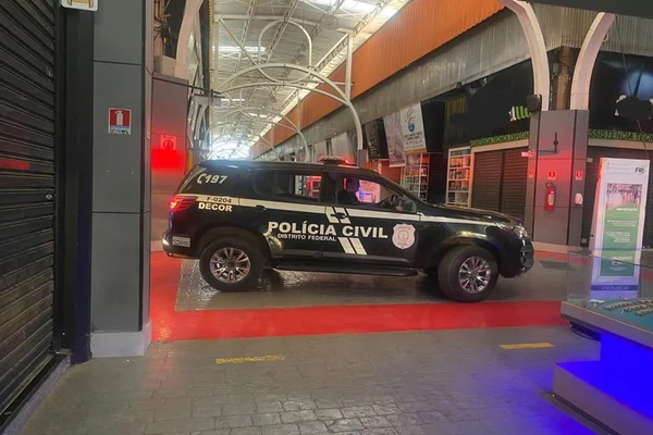 Imagem colorida mostra viatura da PCDF estacionada