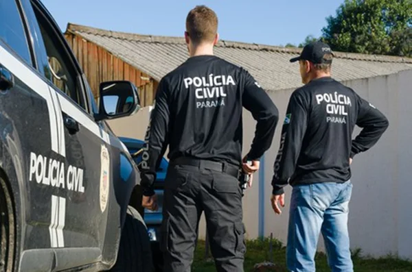 Imagem colorida da Polícia do Paraná em operação de busca e apreensão contra professor que fez apologia ao nazismo, no Paraná - Metrópoles