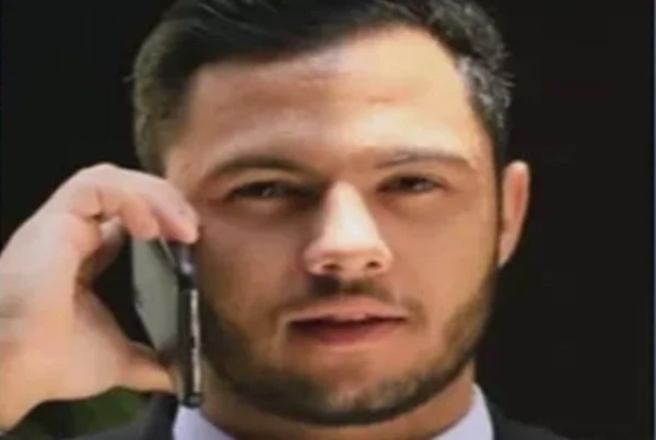 homem no celular