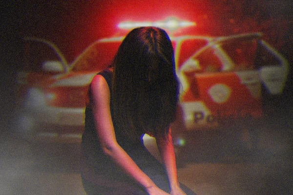 Arte gráfica de mulher ajoelhado no chão, com os cabelos cobrindo o rosto. Ao fundo, viatura da PM com as luzes de alerta ligadas - Metrópoles