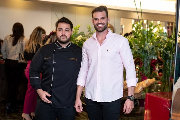 Foto colorida. Chef Diego Gebrim e Gustavo Andrade