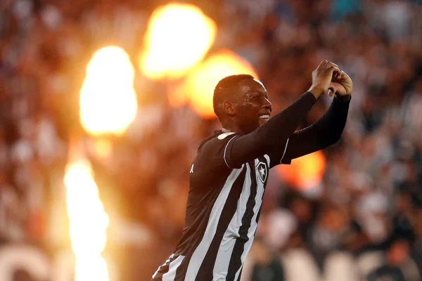 Botafogo encerra jejum de gols e derruba Athletico-PR no Brasileirão