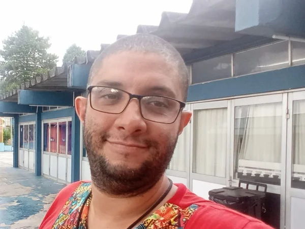 Imagem mostra homem com óculos que está desaparecido desde 3 de fevereiro - Metrópoles