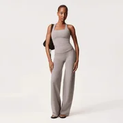 As peças transitam entre activewear e lifestyle
