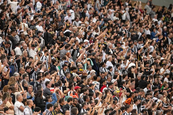 Foto colorida de torcida no jogo Juventude e Atlético—MG - Metrópoles