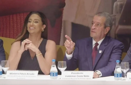 Flávia Arruda provoca fúria em Valdemar