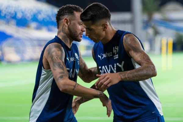 Foto colorida de Neymar Jr. e João Cancelo no Al-Hilal - Metrópoles